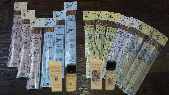 Encens-en-baton-et-huiles-parfumés